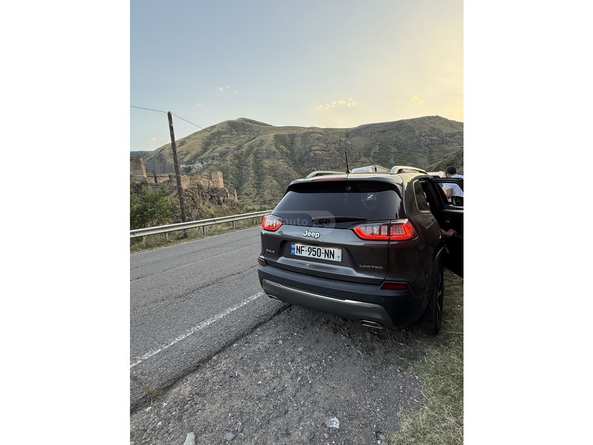 Jeep Cherokee - фото 2
