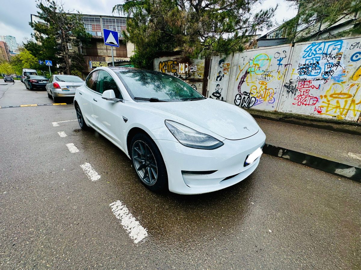 Tesla Model 3 - фото 1