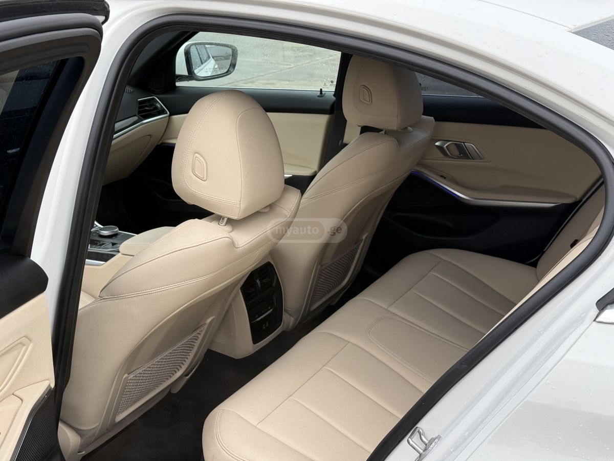 BMW Base 4dr Rear-Wheel Drive Seda — миниатюра 10