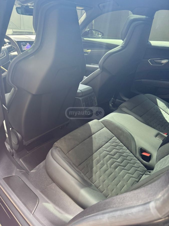 Audi E-Tron - фото 11