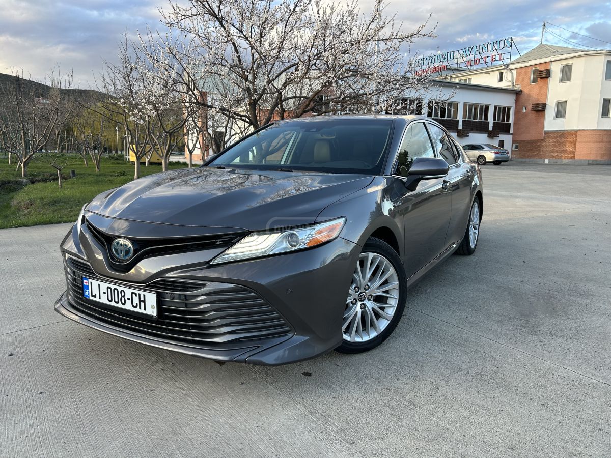 Toyota Camry - фото 1
