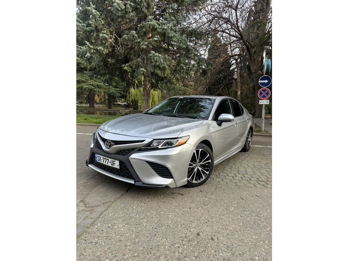 Toyota Camry - фото 1