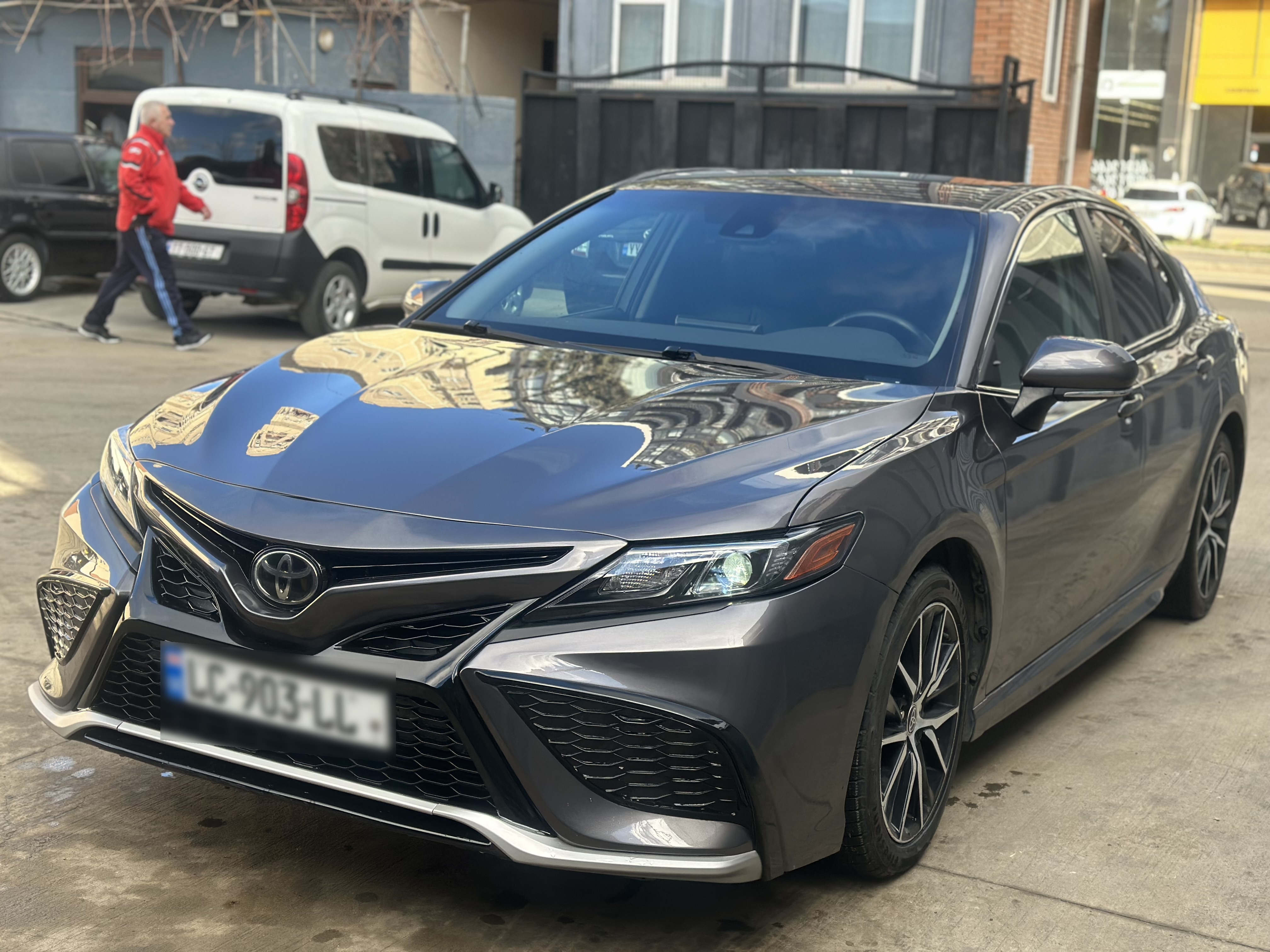 Toyota Camry - фото 1