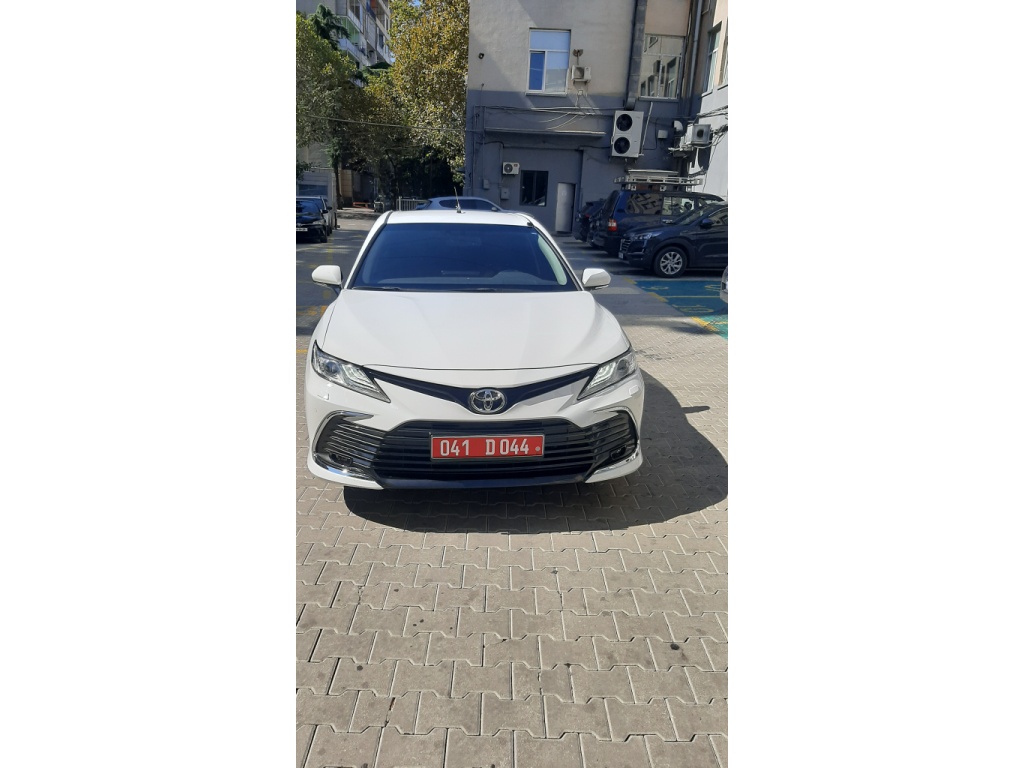 Toyota Camry - фото 1