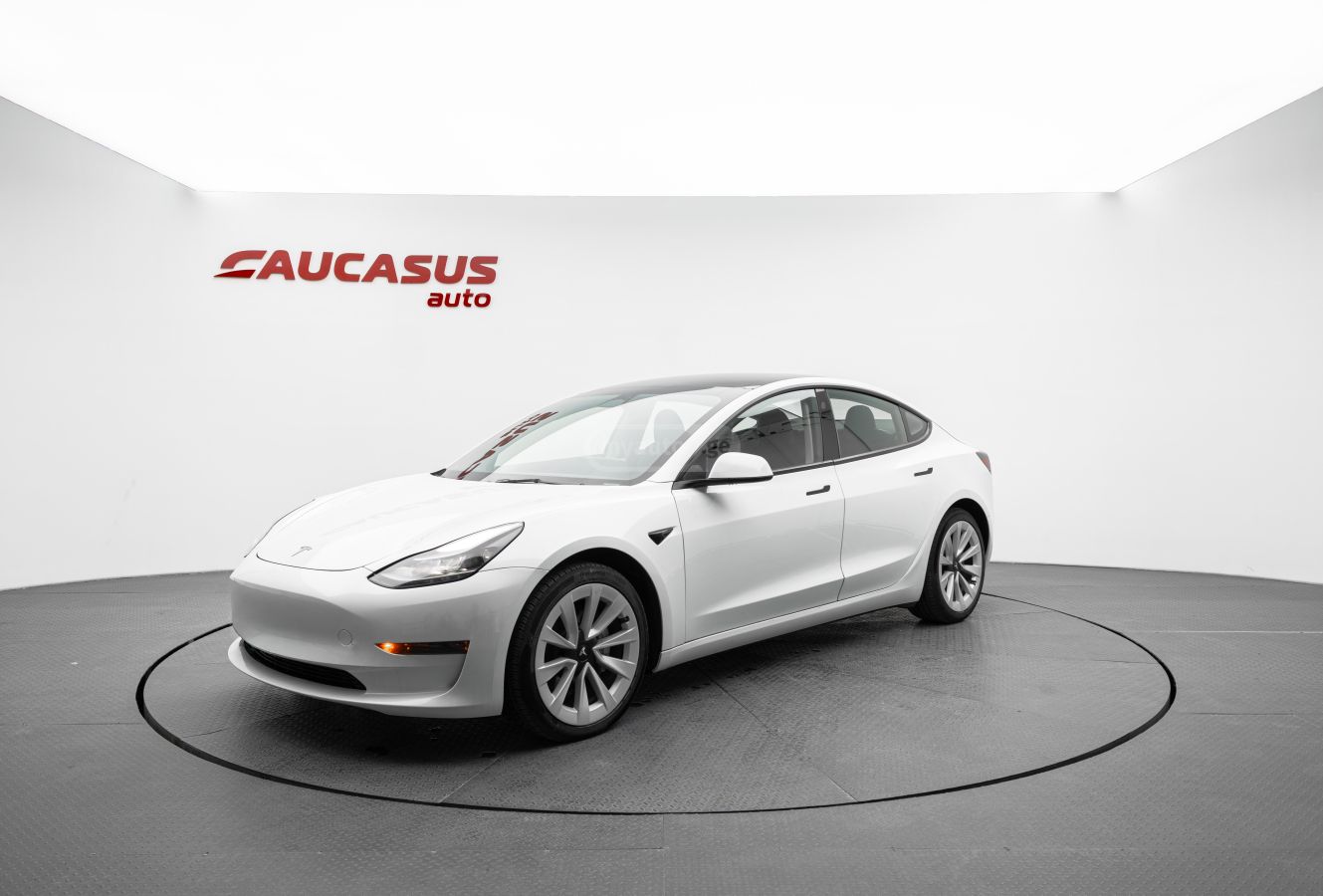 Tesla Model 3 - фото 1