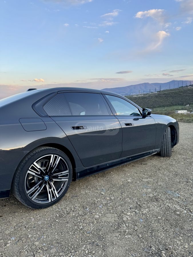 BMW I7 - фото 3