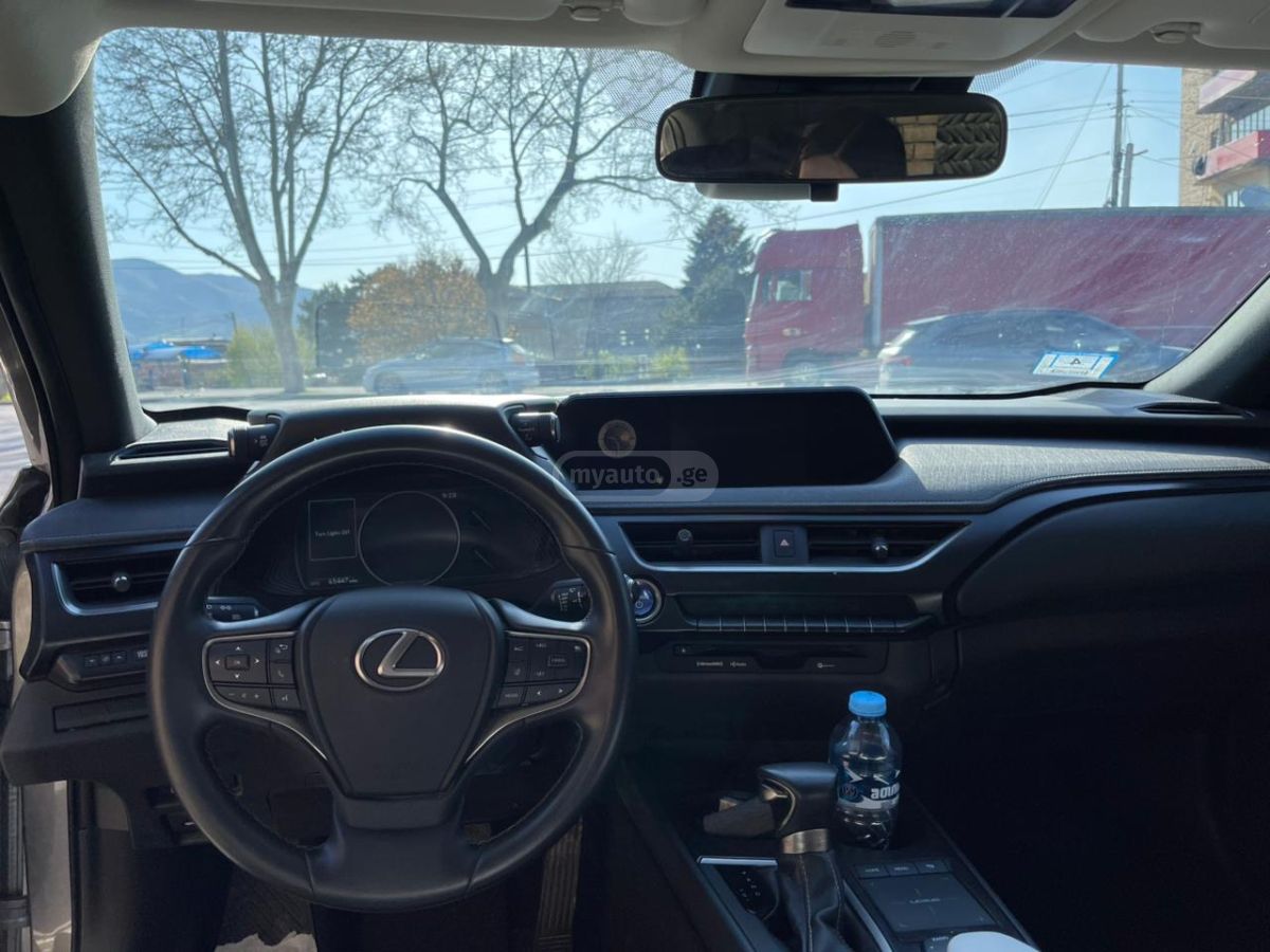 Lexus UX 250 h - фото 7