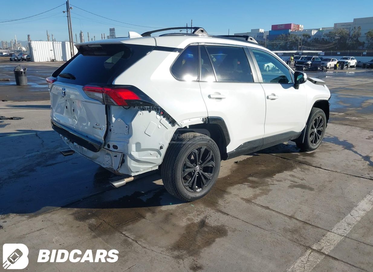 Toyota SE 4dr All-Wheel Drive CVT — миниатюра 4