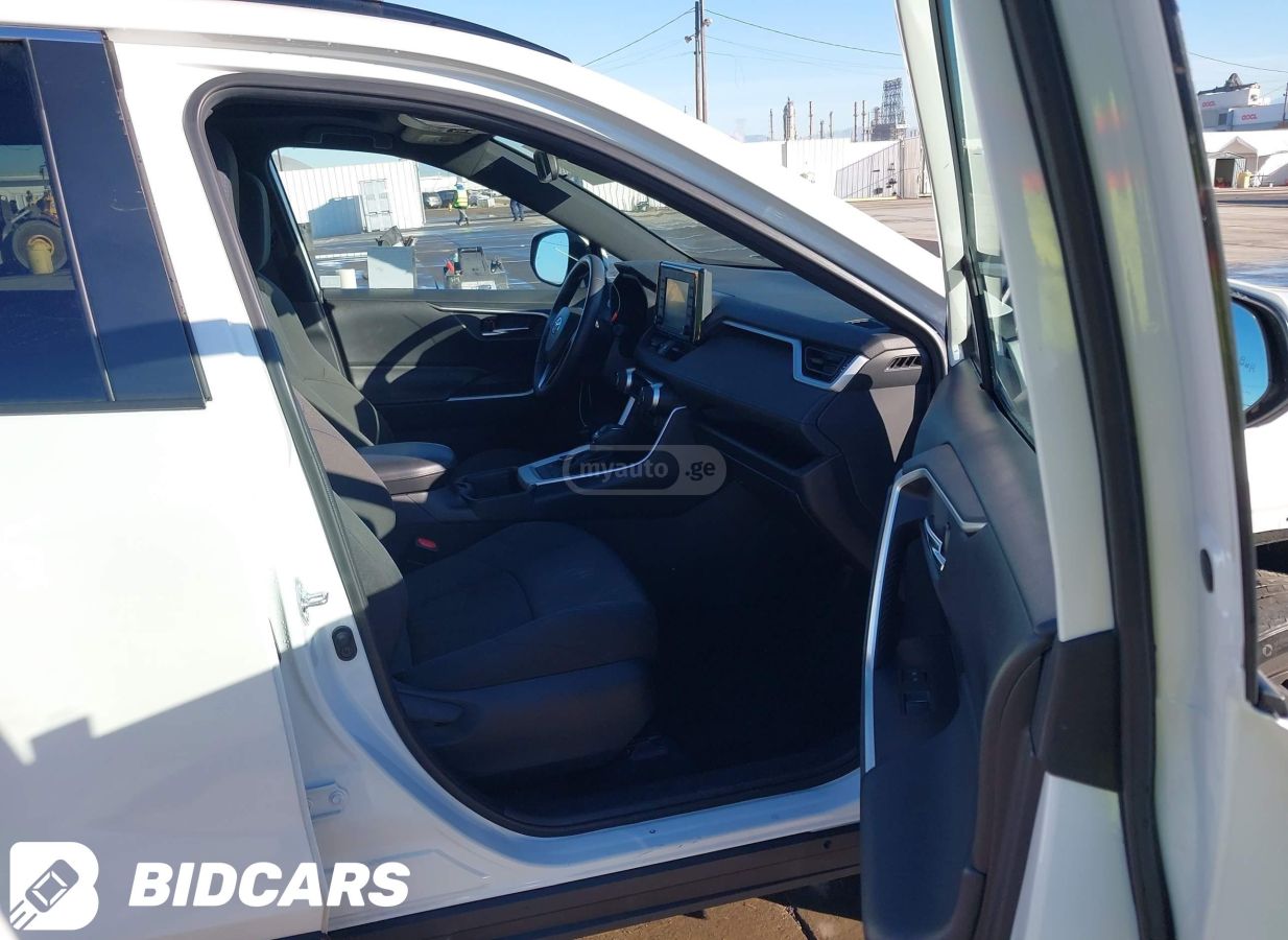 Toyota SE 4dr All-Wheel Drive CVT — миниатюра 5