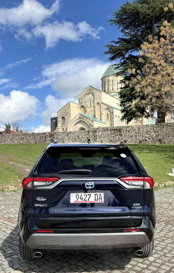 Toyota XSE 4dr All-Wheel Drive CVT — миниатюра 4