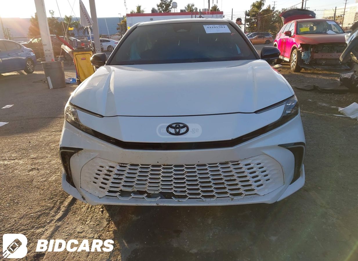 Toyota Camry - фото 1