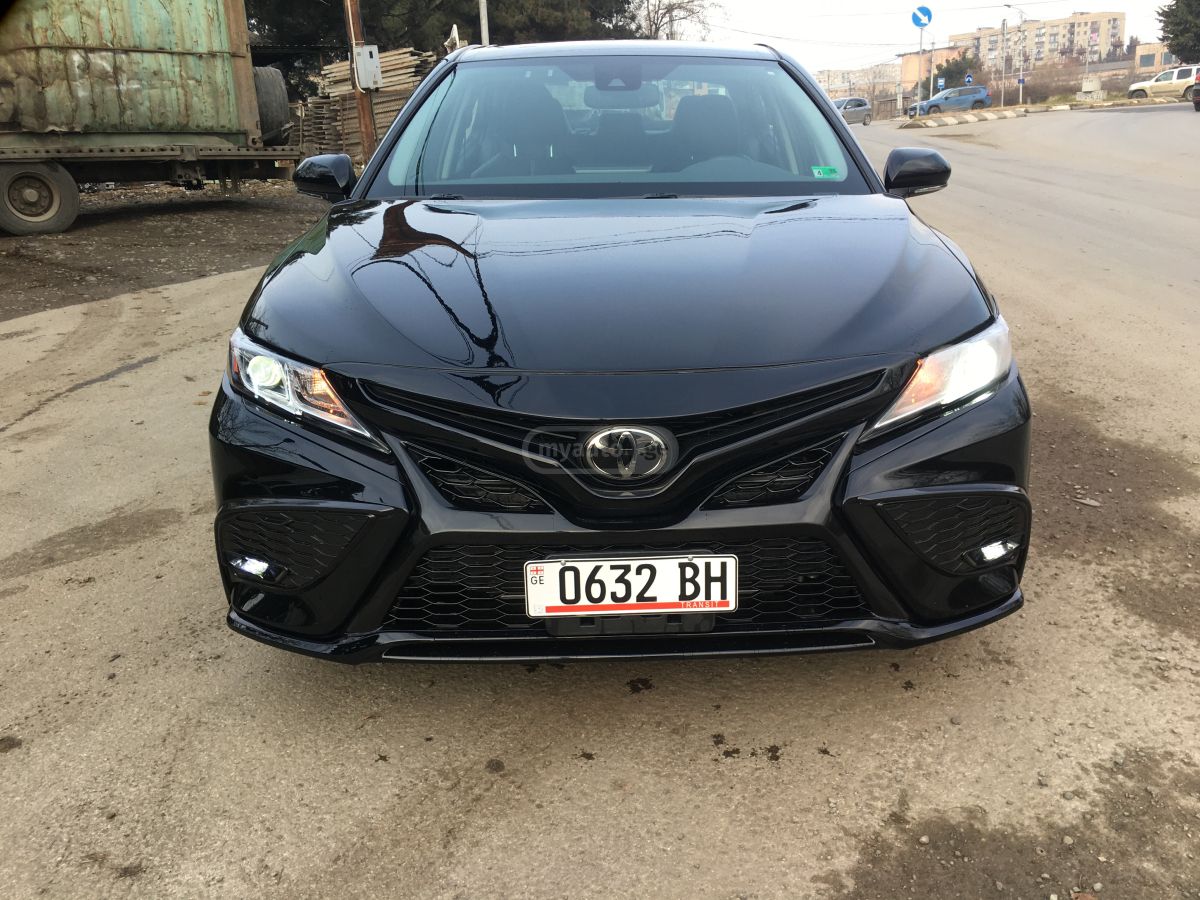 Toyota Camry - фото 1