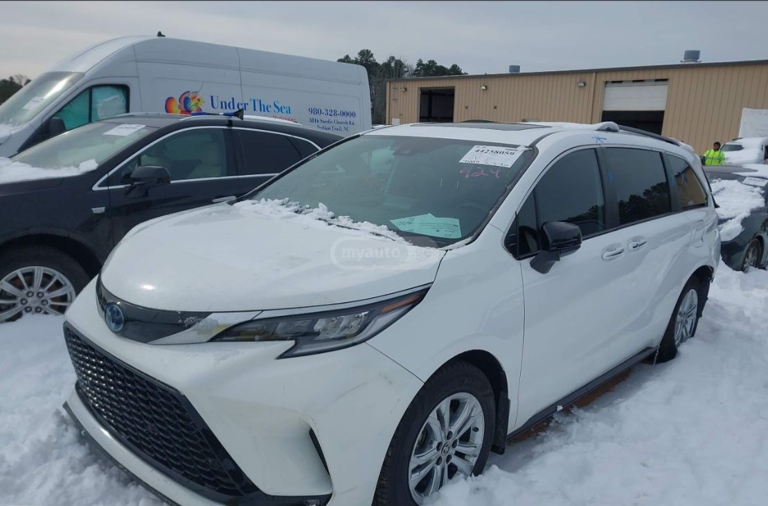 Toyota Sienna - фото 1