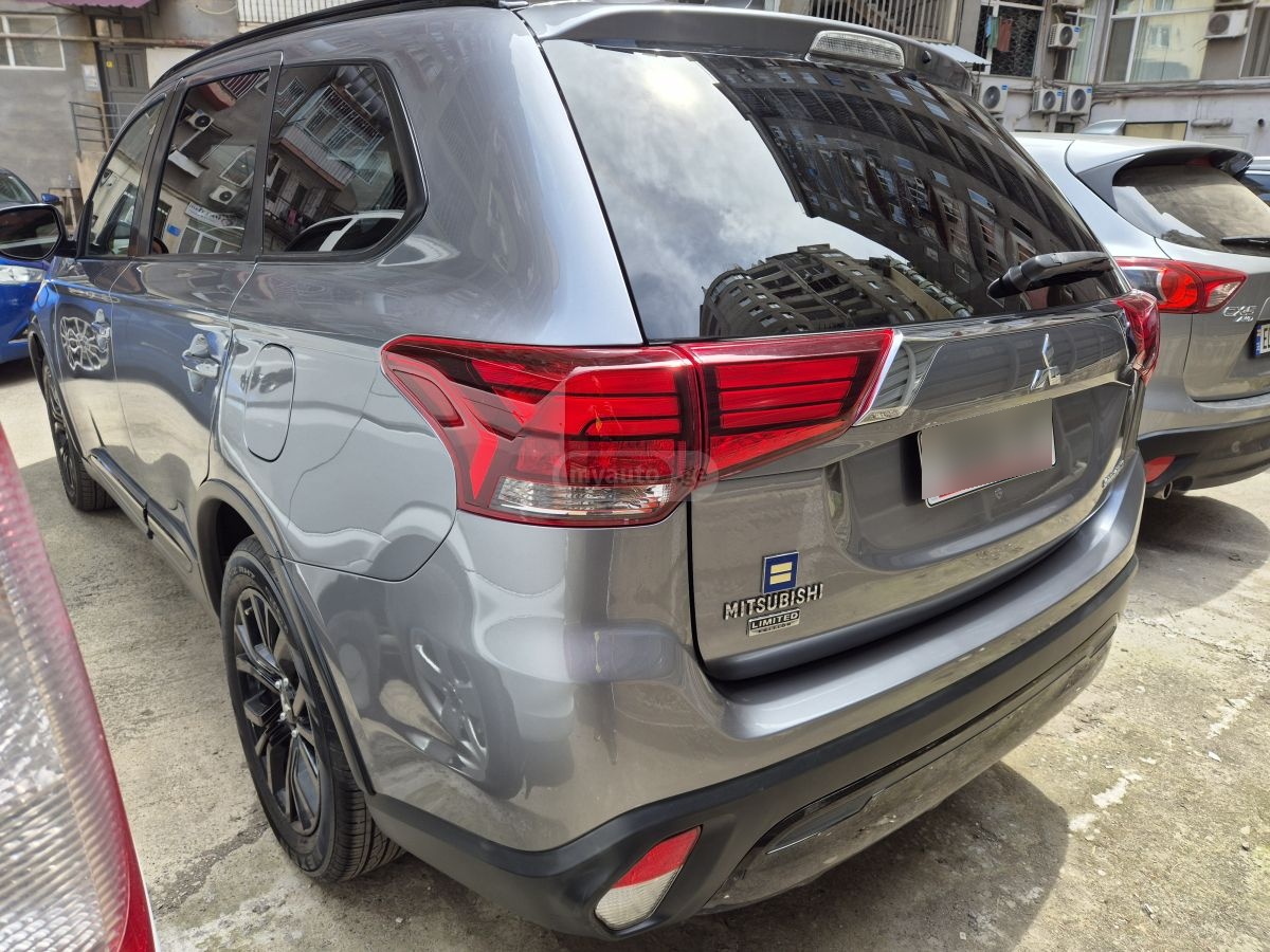 Mitsubishi Outlander - фото 1