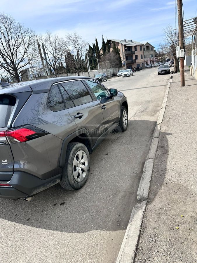 Toyota LE 4dr All-Wheel Drive Automat — миниатюра 3