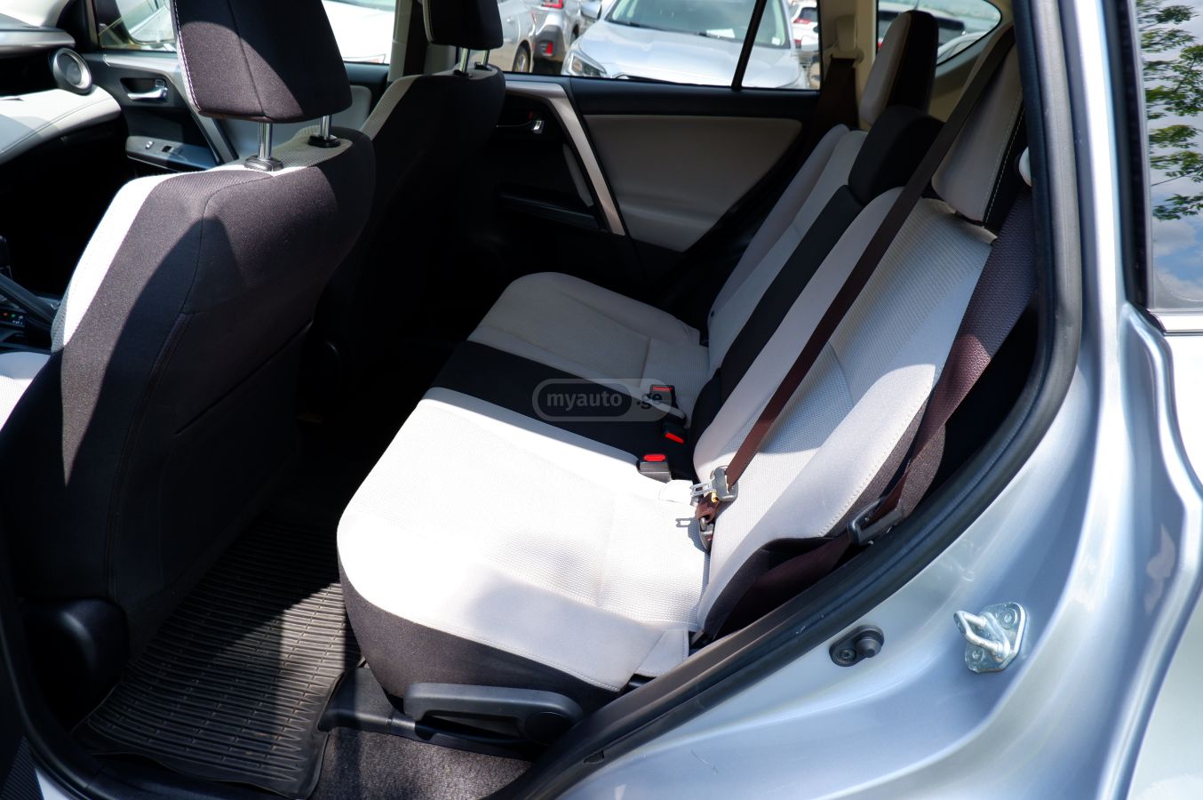 Toyota Rav 4 - фото 7
