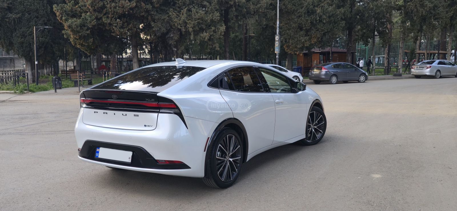 Toyota XLE 5dr Front-Wheel Drive Hatc — миниатюра 3