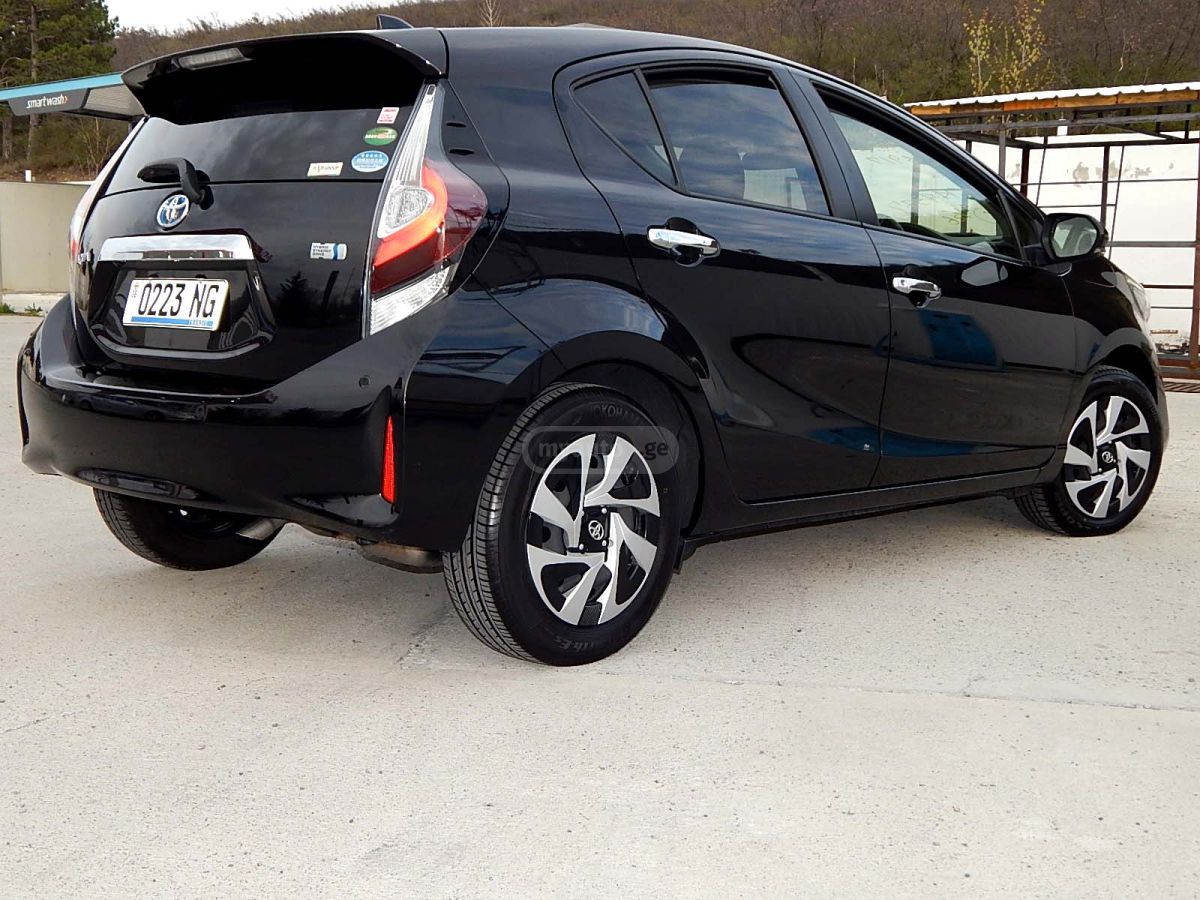 Toyota Aqua - фото 4