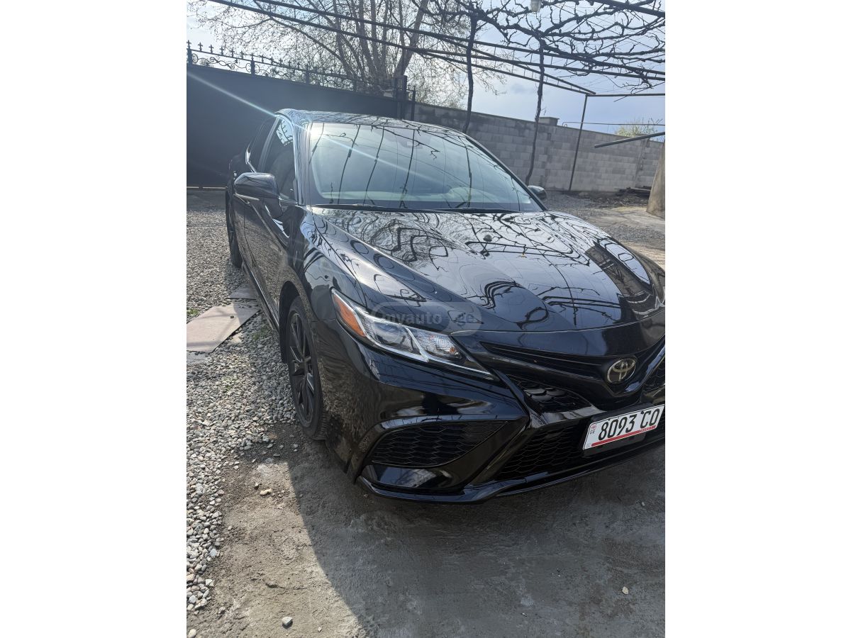 Toyota Camry - фото 1