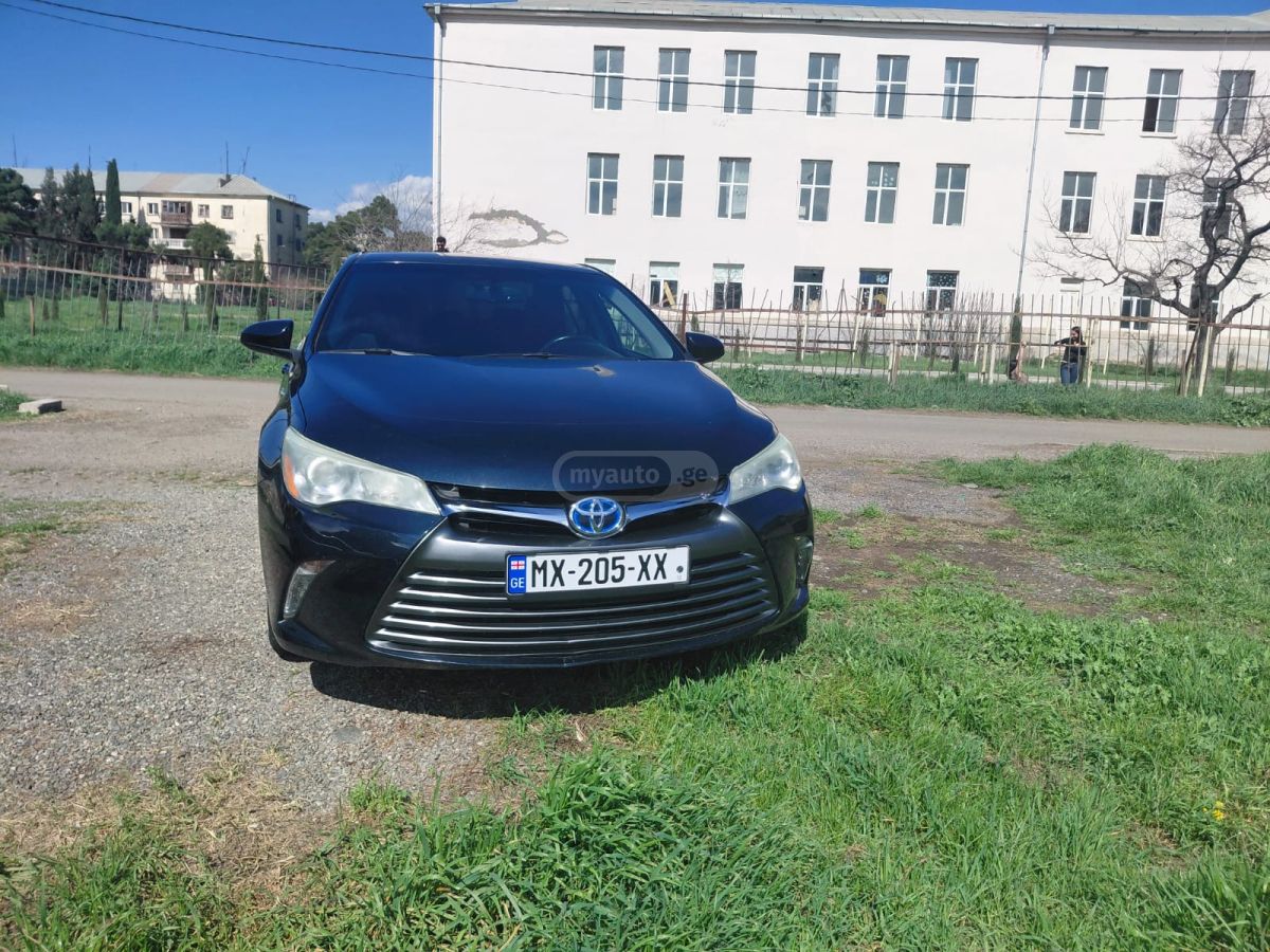 Toyota Camry - фото 1