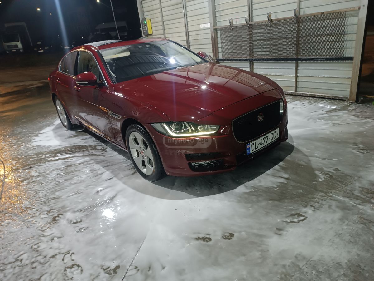 Jaguar XE - фото 10