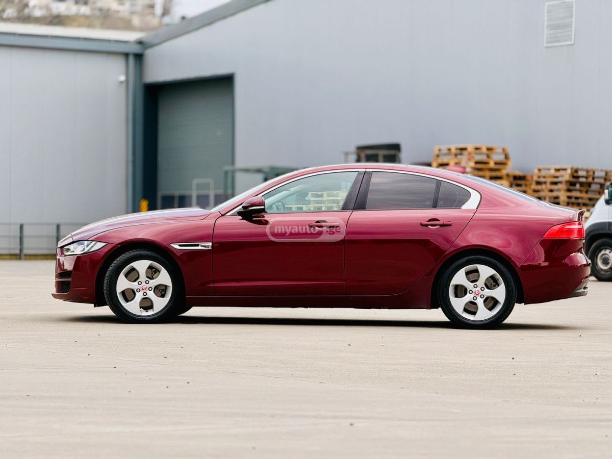 Jaguar XE - фото 2