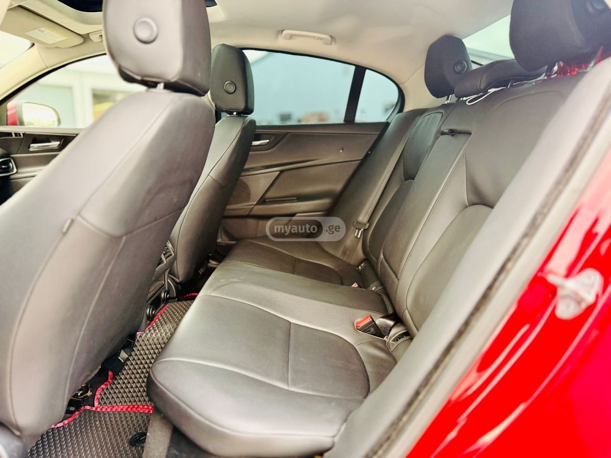 Jaguar XE - фото 3