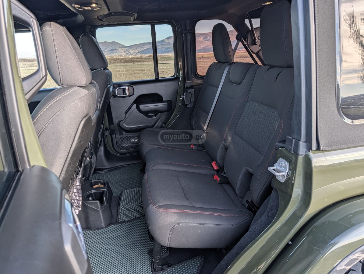 Jeep Rubicon 4dr 4x4 Manual — миниатюра 9