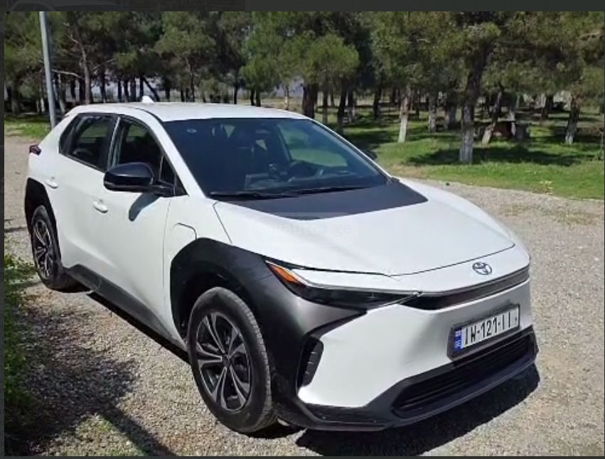 Toyota bZ4X - фото 1