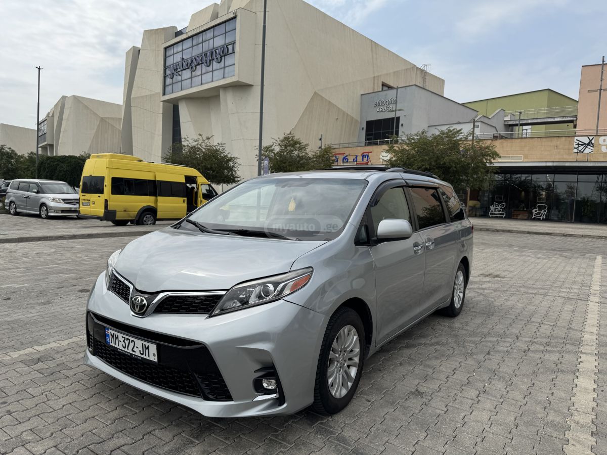 Toyota Sienna - фото 1
