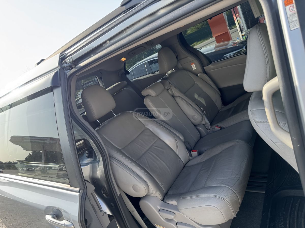 Toyota Sienna - фото 10