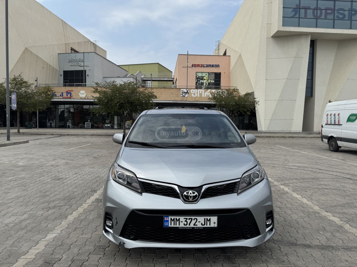 Toyota Sienna - фото 2