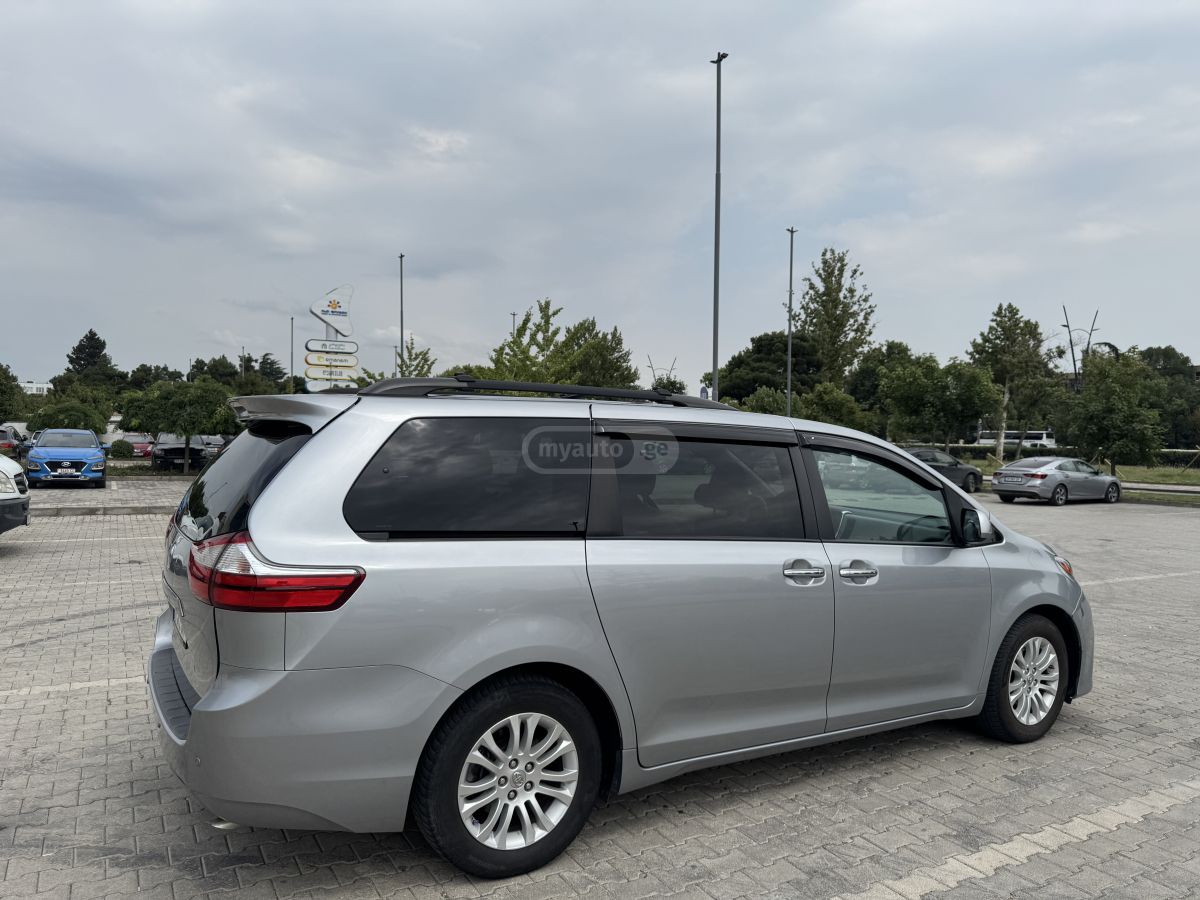 Toyota Sienna - фото 3