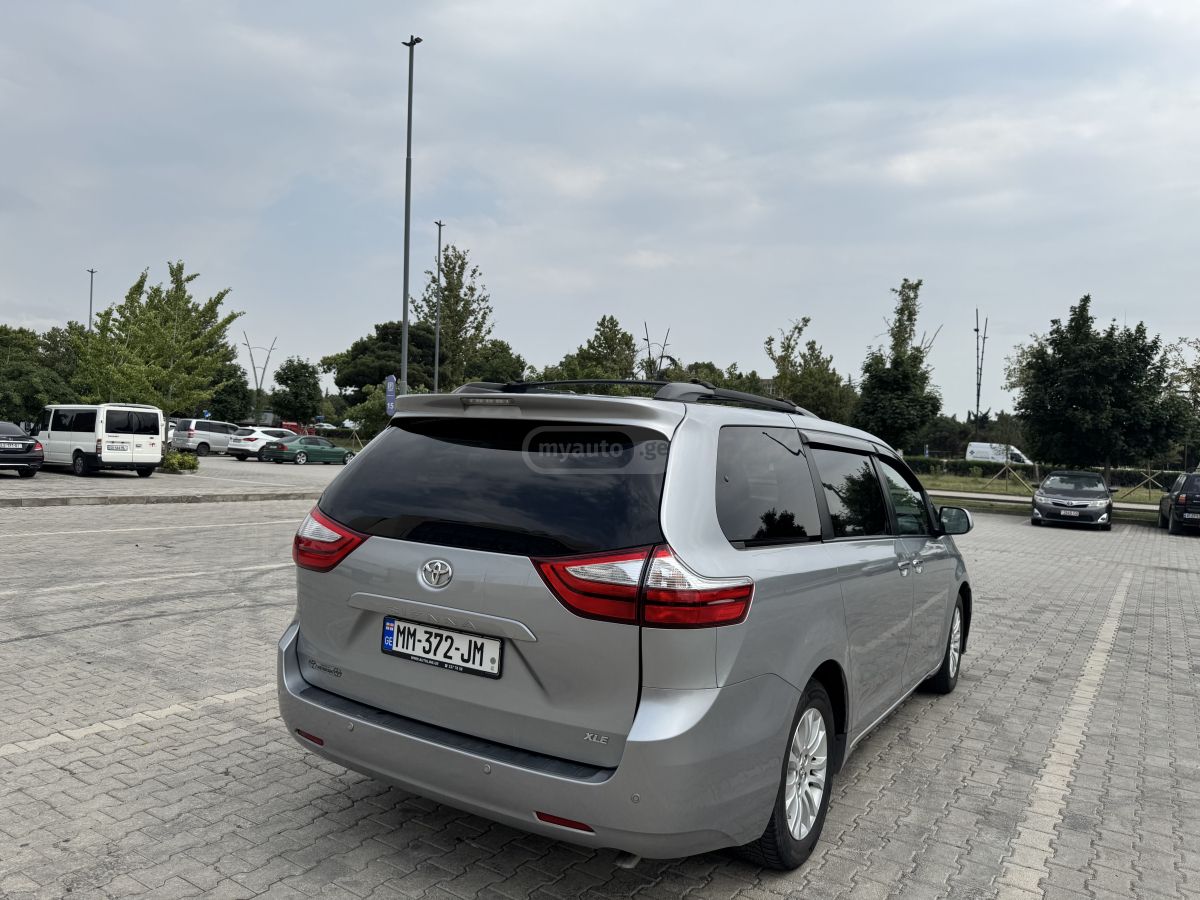 Toyota Sienna - фото 6