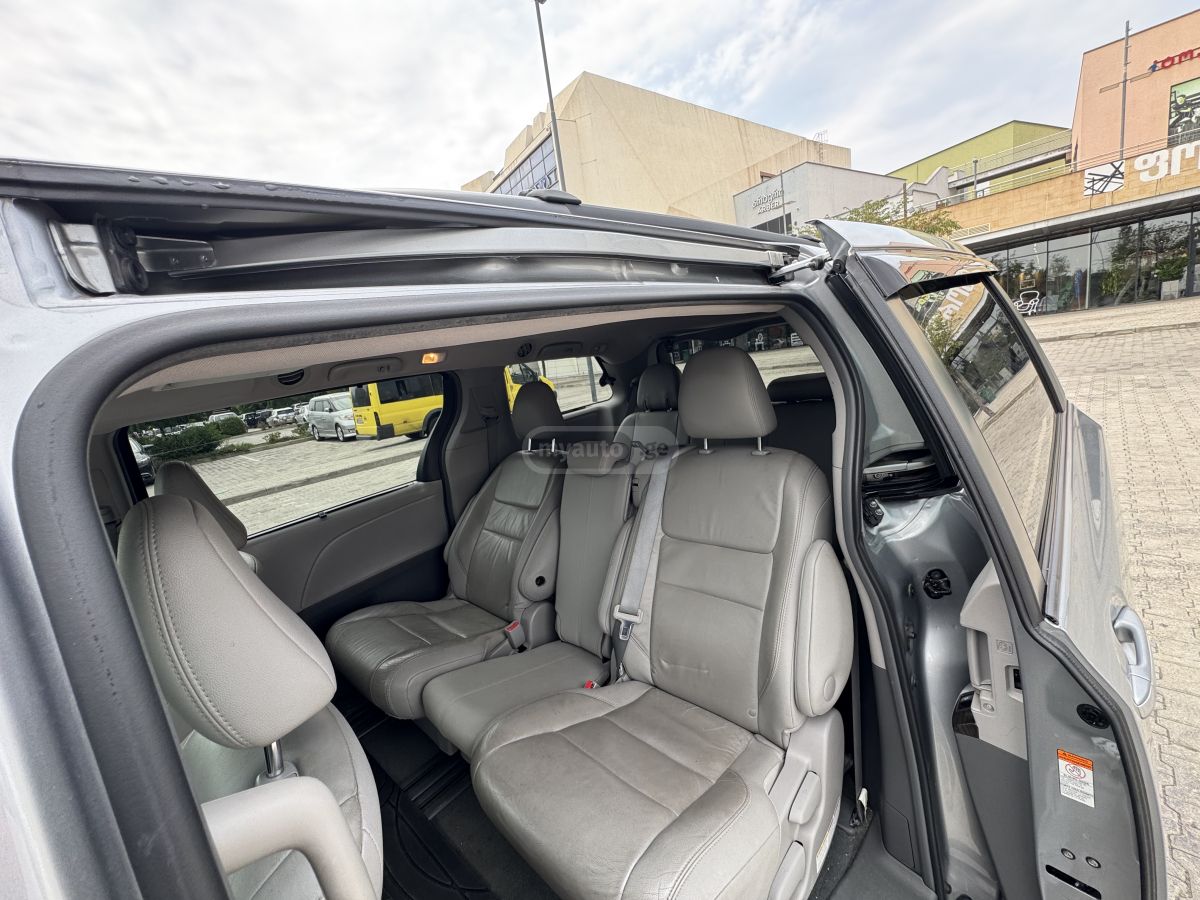 Toyota Sienna - фото 8