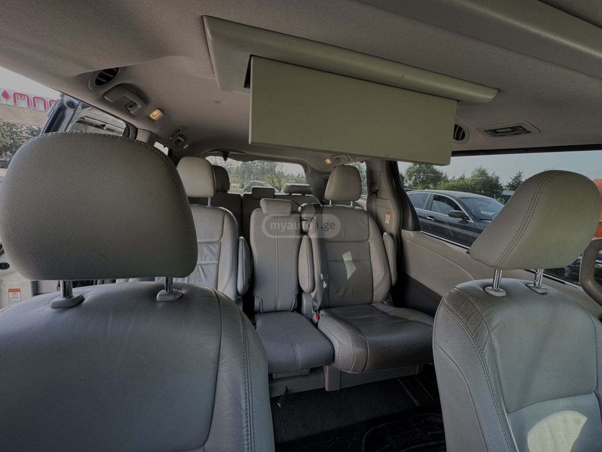 Toyota Sienna - фото 9