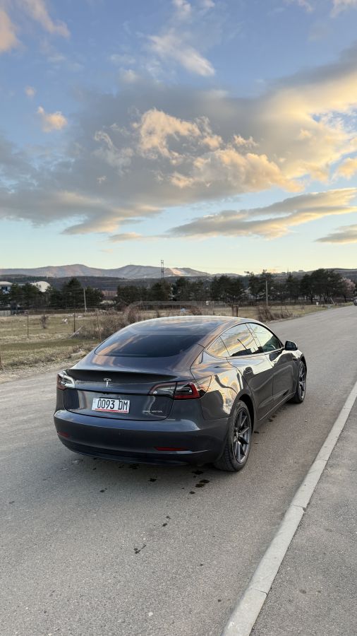 Tesla Model 3 - фото 1