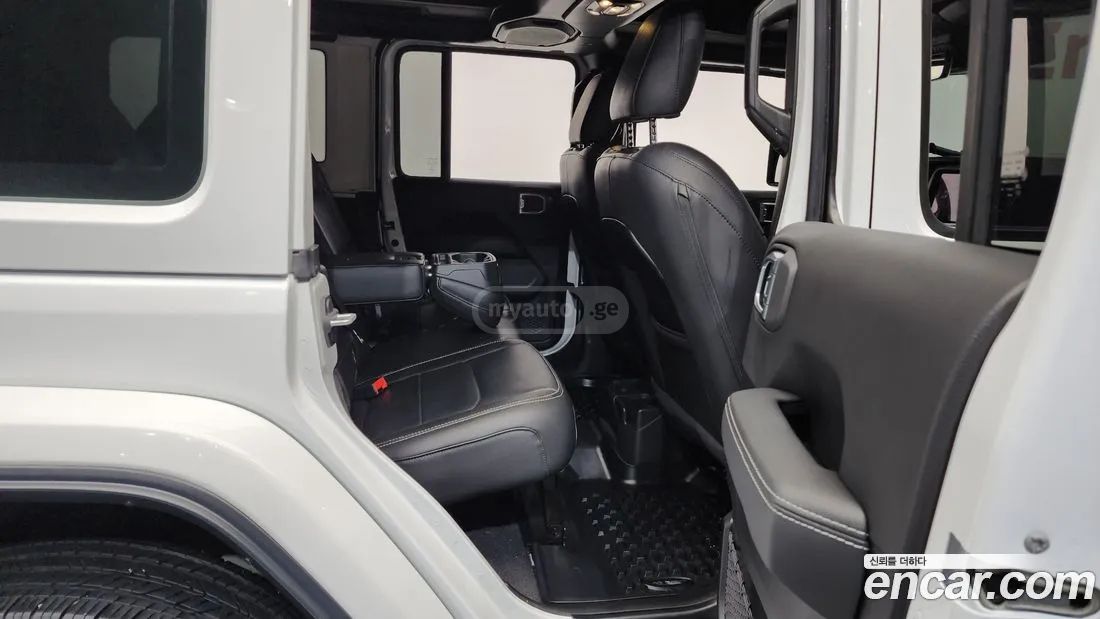 Jeep Wrangler - фото 12