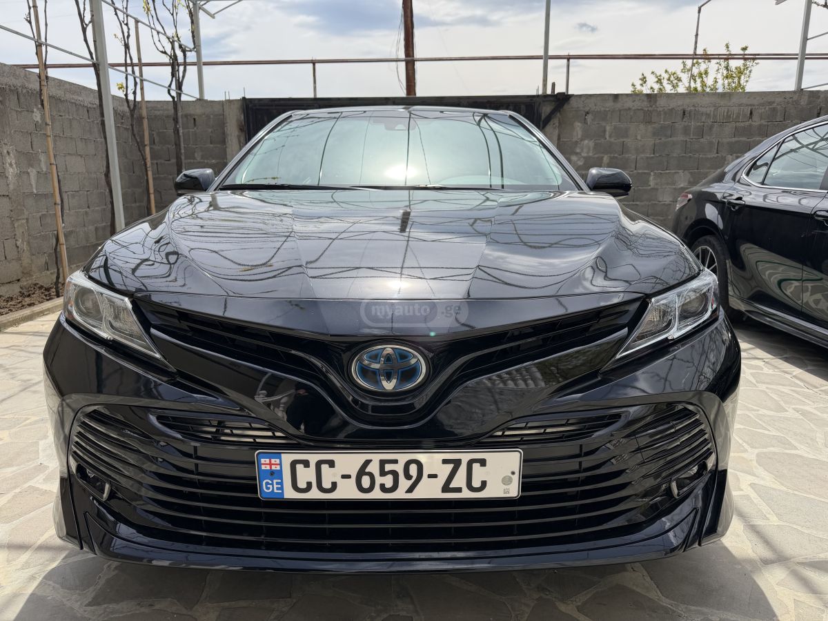 Toyota Camry - фото 1