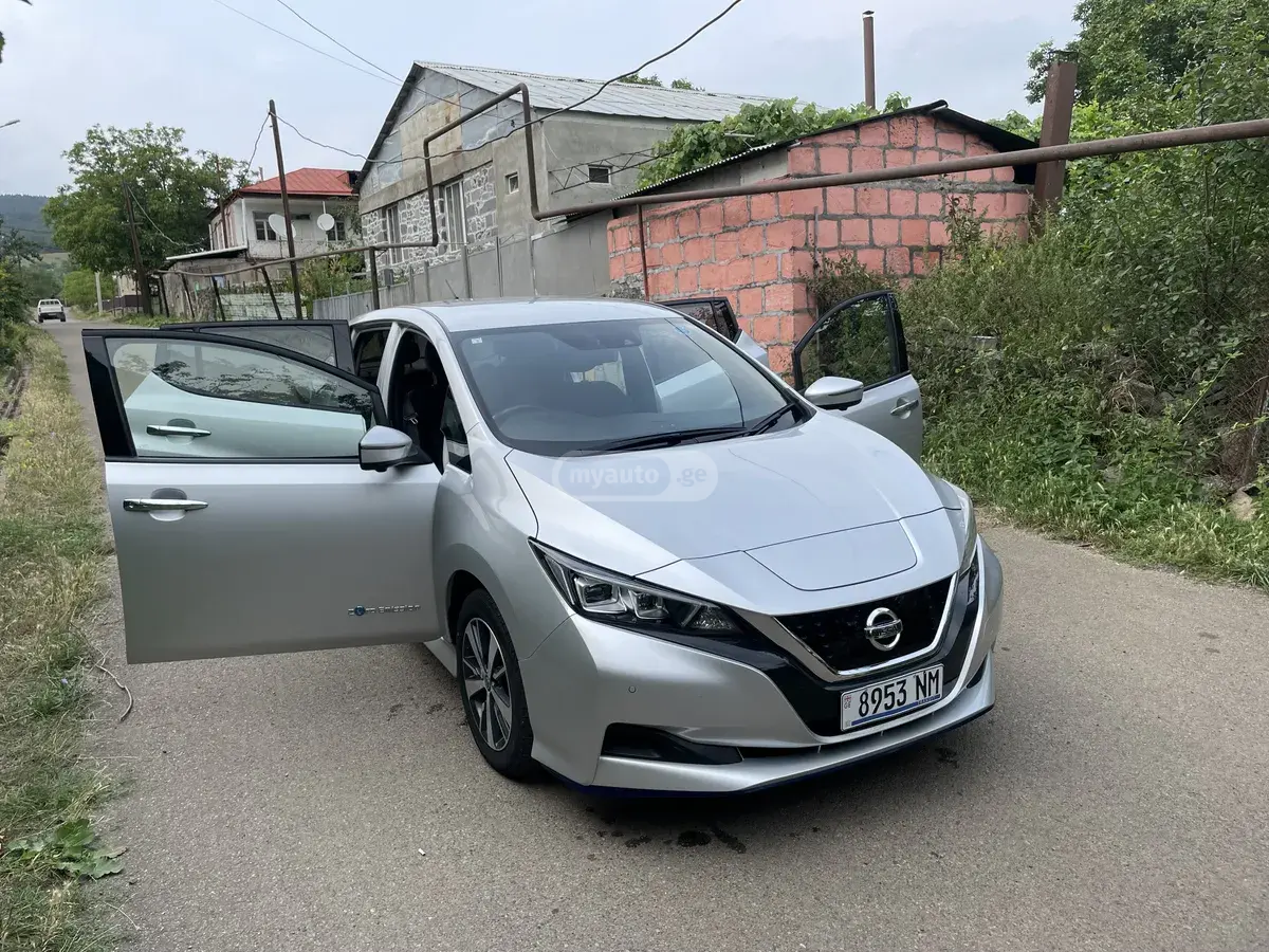 نمای دیگر Nissan x v 2021
