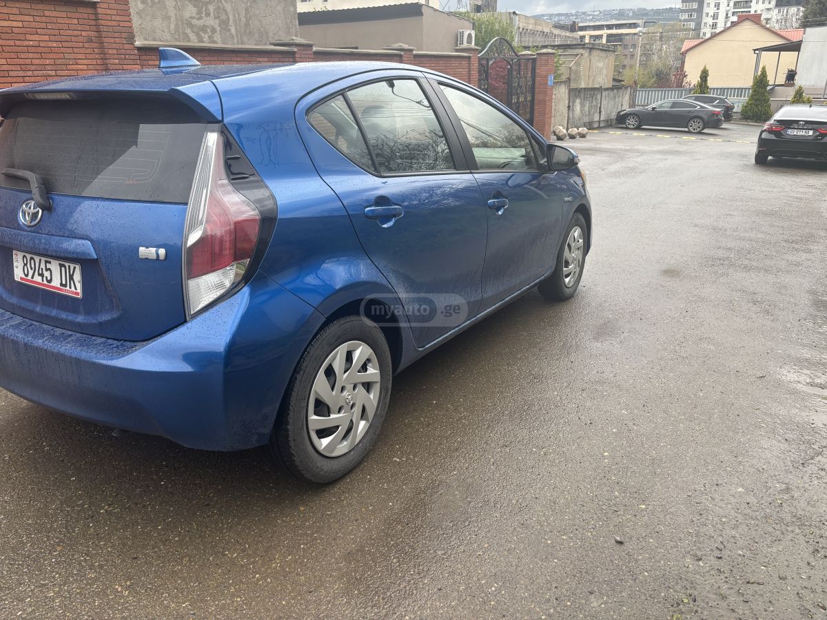 Toyota Prius C - фото 4