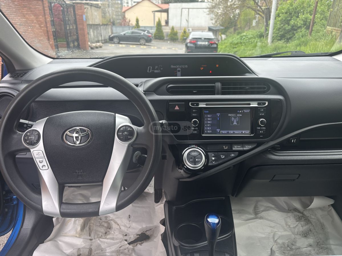 Toyota Prius C - фото 7
