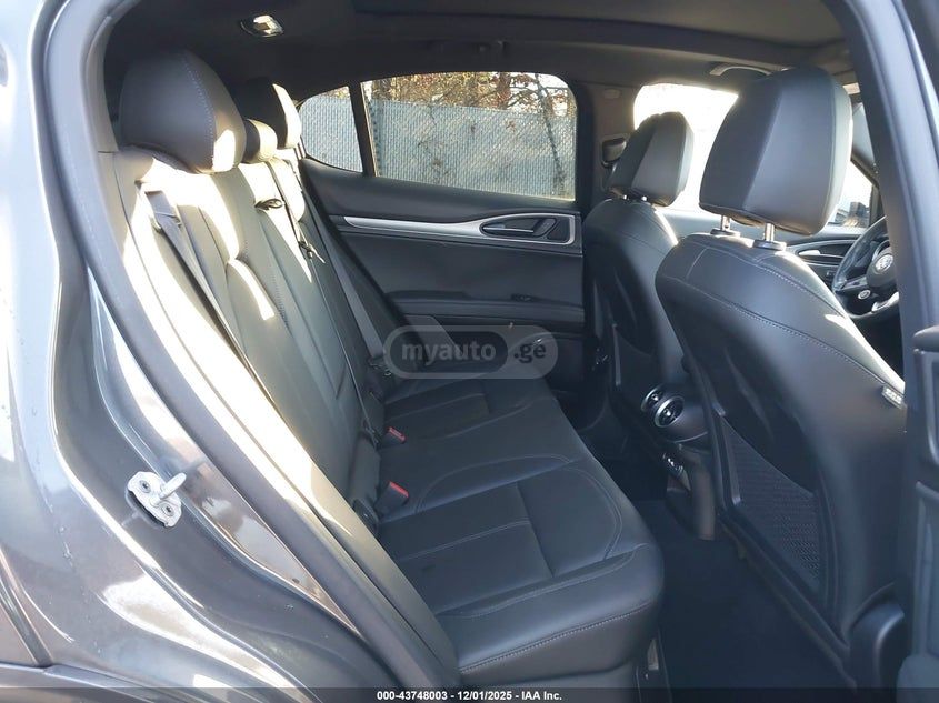 Alfa Romeo Stelvio 2024 — миниатюра 8