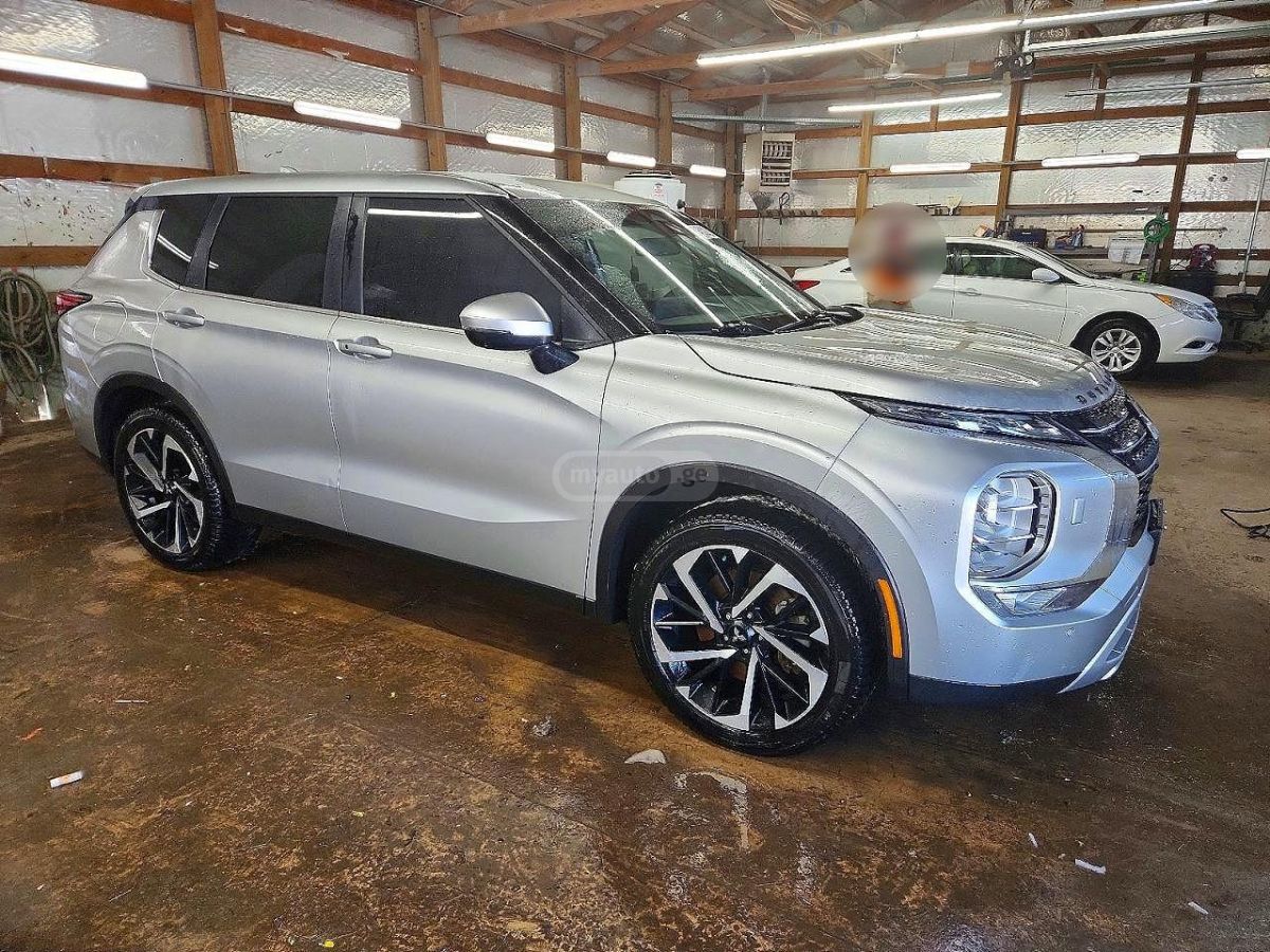 Mitsubishi Outlander - фото 1