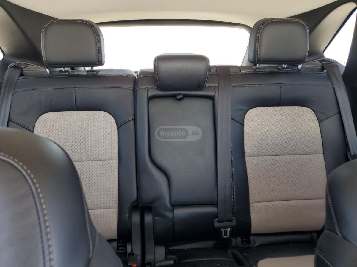 Ford Titanium Hybrid 4dr All-Wheel — миниатюра 5