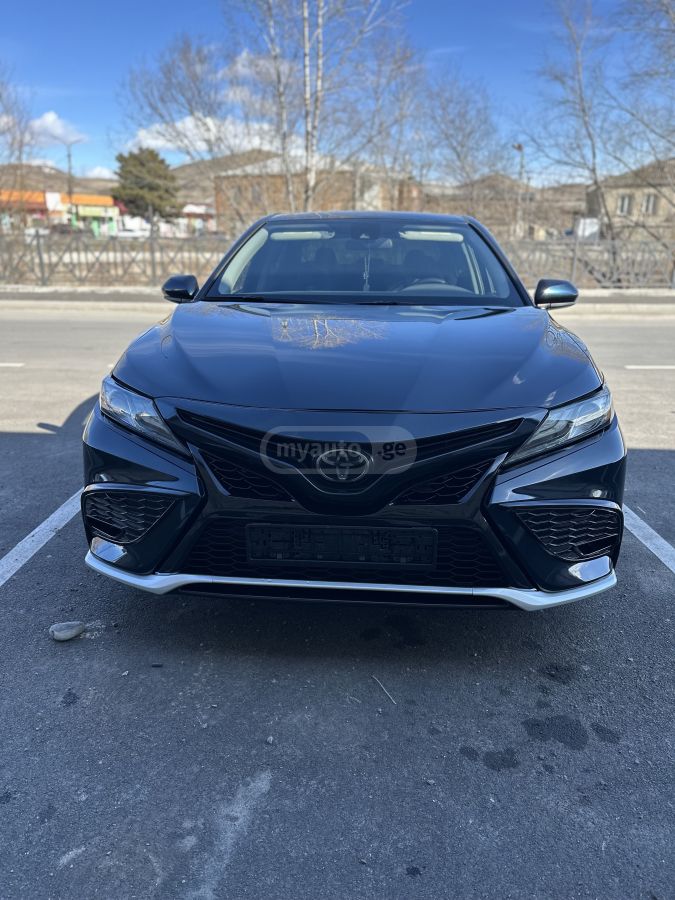 Toyota Camry - фото 1