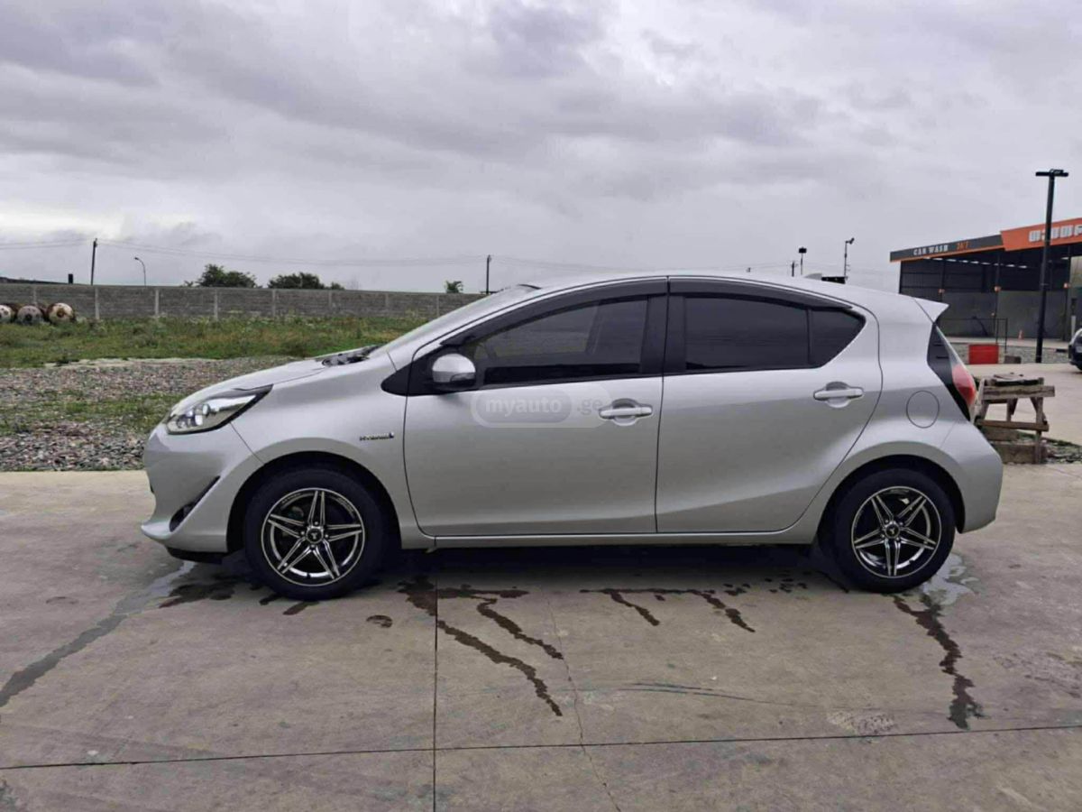 Toyota Aqua - фото 3