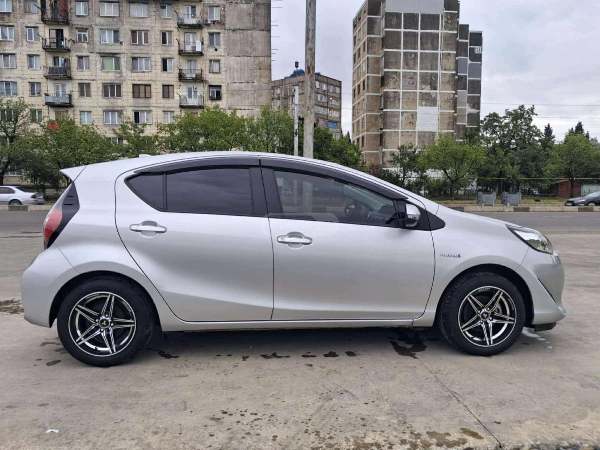 Toyota Aqua - фото 6