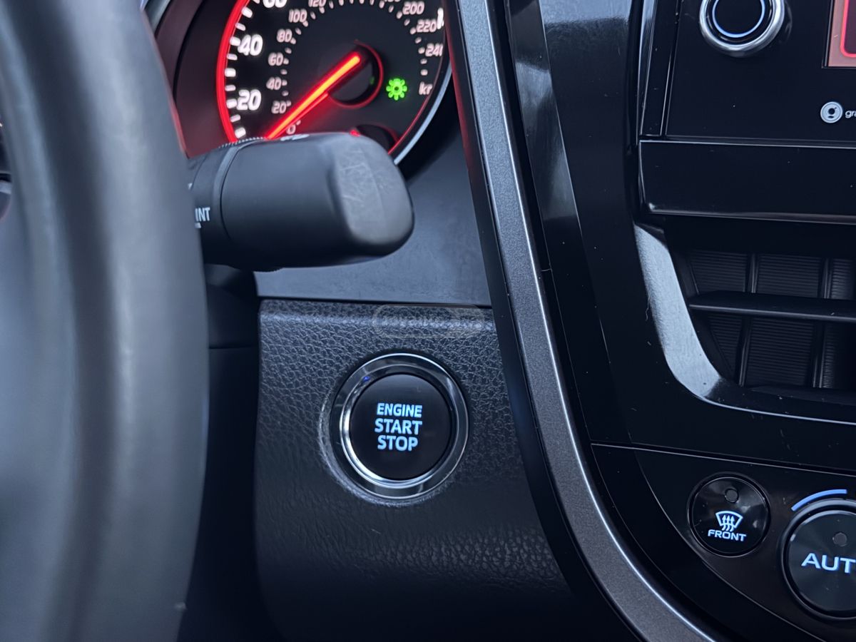 Toyota XSE 4dr Front-Wheel Drive Seda — миниатюра 10