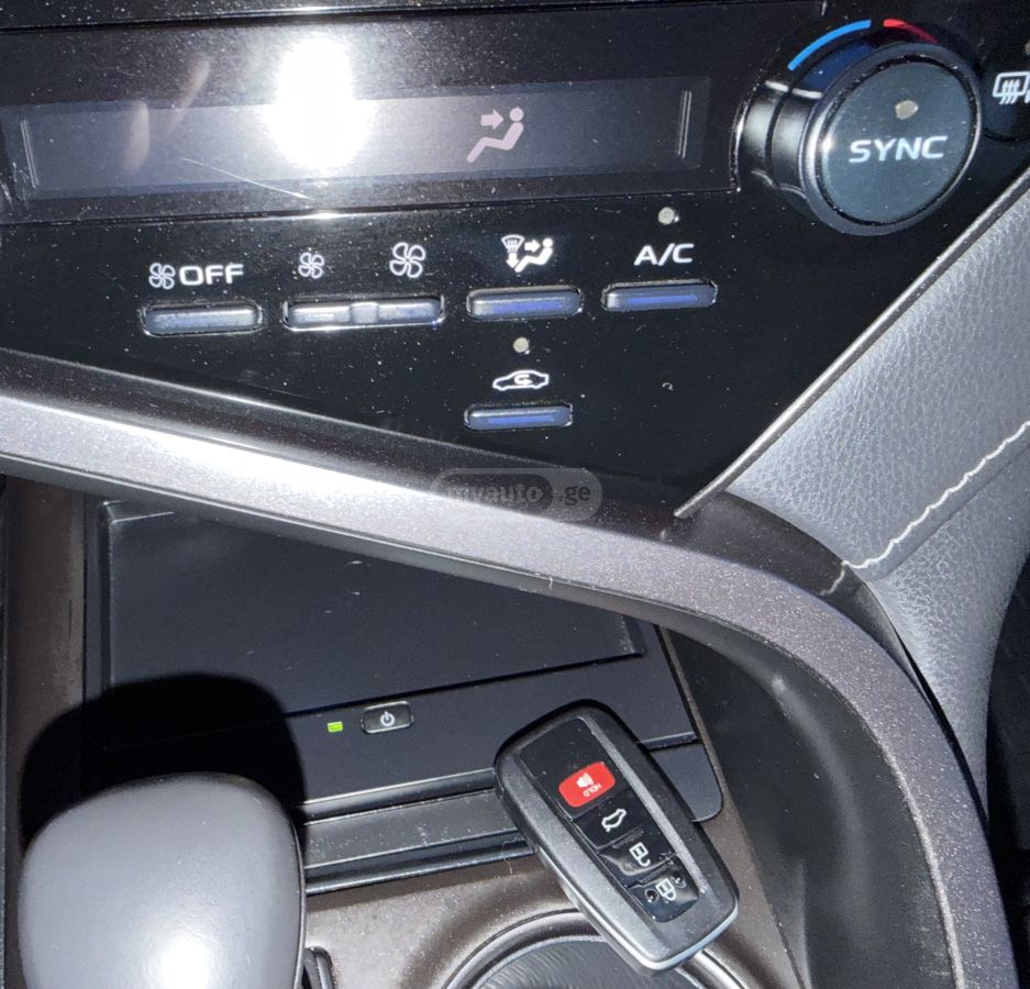 Toyota XSE 4dr Front-Wheel Drive Seda — миниатюра 11